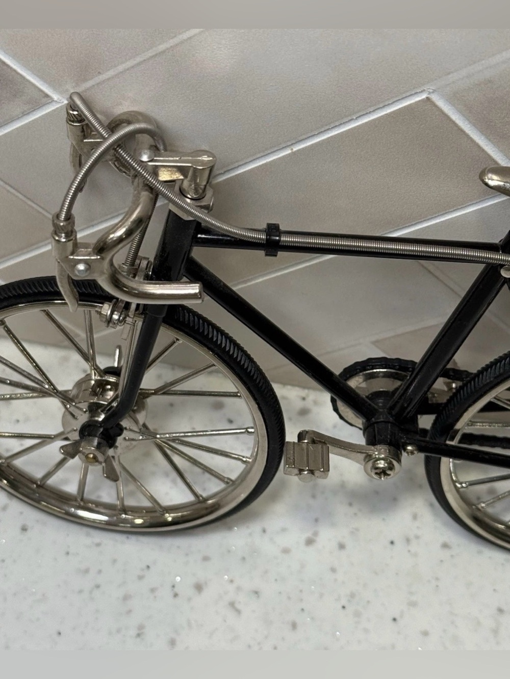 Miniature 7.5" Road Bicycle Model - Working
Parts, Detailed Metal Replica 1:10 - Picture 5 of 12